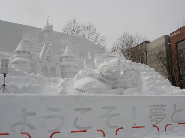 「ようこそ！夢と魔法の王国へ」の大雪像